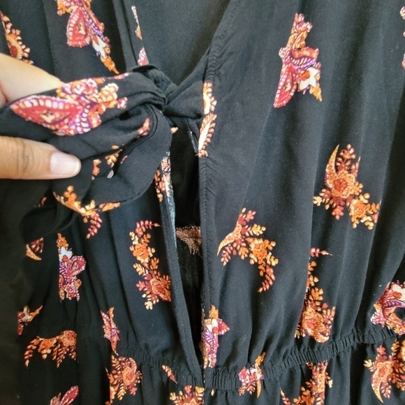 City Chic XL Floral Shorts Romper with Front Keyhole and Tie String - Picture 7 of 9